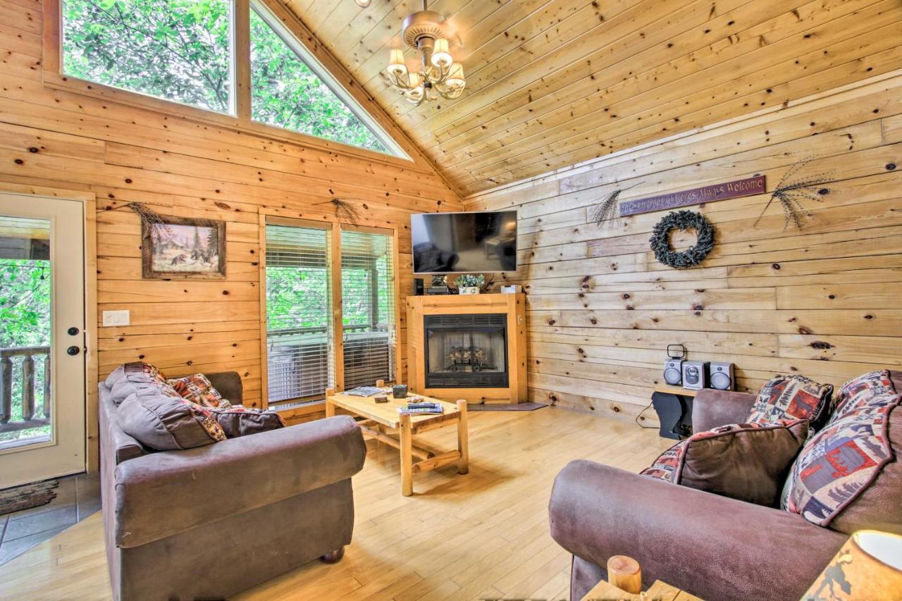 Cabin With Hot Tub And Deck About 12 Mi To Pigeon Forge! Sevierville Exterior photo