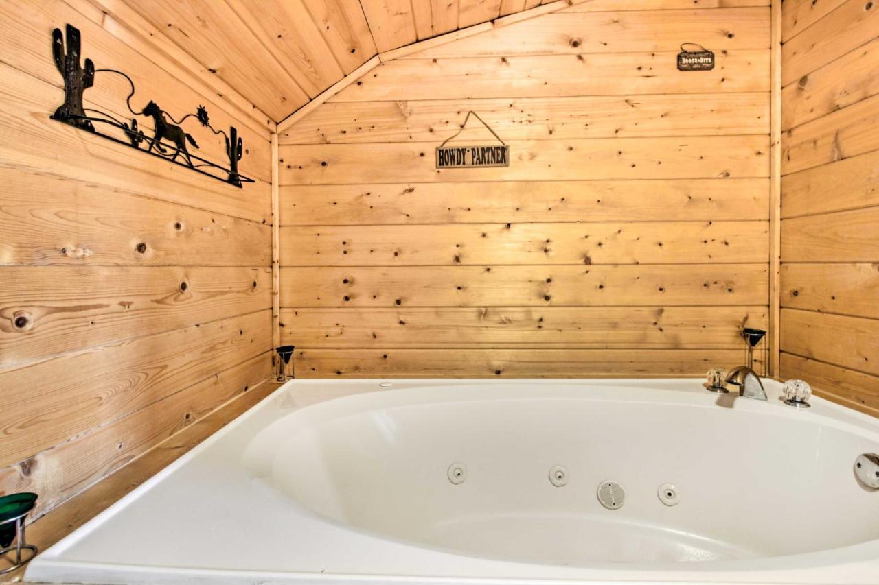 Cabin With Hot Tub And Deck About 12 Mi To Pigeon Forge! Sevierville Exterior photo