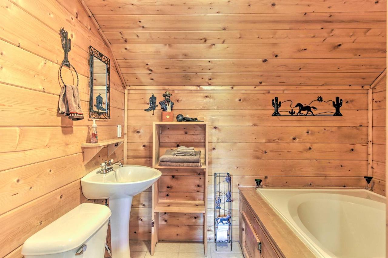 Cabin With Hot Tub And Deck About 12 Mi To Pigeon Forge! Sevierville Exterior photo